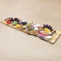 Deska serwująca z drewna z uchwytami.webp