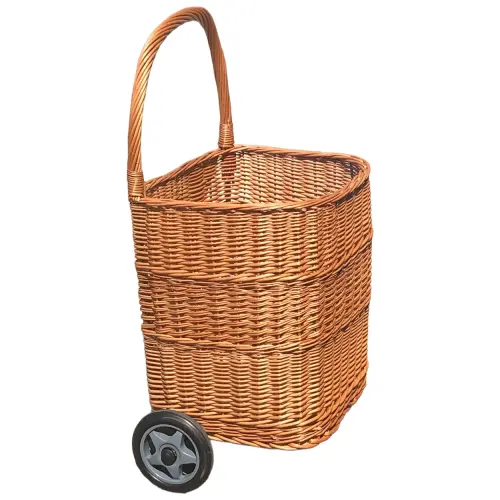 Wózek wiklinowy z dużymi kołami na drewno.webp