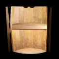 Brązowa drewniana beczka barek z drzwiami, półką i z oświetleniem LED - 80cm (12).webp