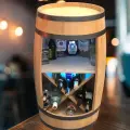 Drewniana beczka barek z półką X na wino i oświetleniem LED RGB - 80cm (2).webp