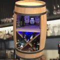 Drewniana beczka barek z półką X na wino i oświetleniem LED RGB - 80cm (6).webp