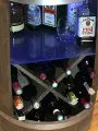 Drewniana beczka barek z półką szklaną, stojakiem na wino oraz oświetleniem LED RGB (2).webp