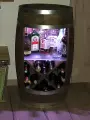 Drewniana beczka barek z półką szklaną, stojakiem na wino oraz oświetleniem LED RGB (3).webp