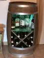 Drewniana beczka barek z półką szklaną, stojakiem na wino oraz oświetleniem LED RGB (4).webp