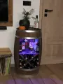 Drewniana beczka barek z półką szklaną, stojakiem na wino oraz oświetleniem LED RGB (5).webp