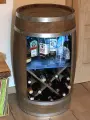Drewniana beczka barek z półką szklaną, stojakiem na wino oraz oświetleniem LED RGB (6).webp