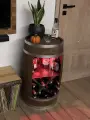 Drewniana beczka barek z półką szklaną, stojakiem na wino oraz oświetleniem LED RGB (8).webp