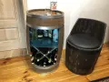 Drewniana beczka barek z półką szklaną, stojakiem na wino oraz oświetleniem LED RGB (9).webp