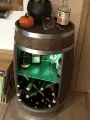Drewniana beczka barek z półką szklaną, stojakiem na wino oraz oświetleniem LED RGB (10).webp