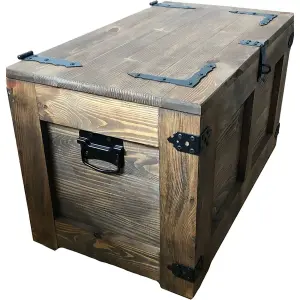 Rustykalna skrzynia z drewna na kołach 80 cm. Kufer drewniany z metalowymi elementami