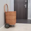 Ekologiczny kosz z wikliny na kołach.webp