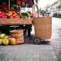 Transportowy kosz wiklinowy na drewno.webp