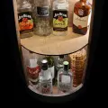 wisząca półka z beczki na butelki z alkoholem LED (7).webp