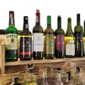 Rustykalna półka na alkohol z oświetleniem LED (1).webp