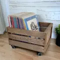 Drewniana skrzynia na płyty vinyl na kółkach wenge (4).webp