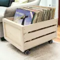 Drewniana skrzynia na płyty vinyl na kółkach jasny dąb (2).webp