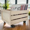 Drewniana skrzynia na płyty vinyl na kółkach jasny dąb (3).webp