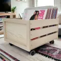 Drewniana skrzynia na płyty vinyl na kółkach jasny dąb (5).webp