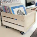 Drewniana skrzynia na płyty vinyl na kółkach jasny dąb (6).webp