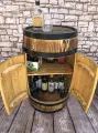 beczka z drzwiami barek na butelki z alkoholem do domu, restauracji szczotkowane drewno (4).webp