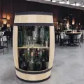 Rustykalny barek z beczki na wino i inne alkohole.webp