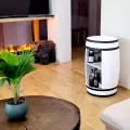 Drewniana beczka z miejscem na kieliszki.webp