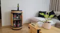 Stylowy barek w kształcie beczki.webp