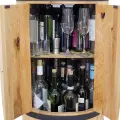 Beczka z drzwiami na alkohole z uchylnymi drzwiczkami.webp