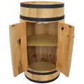 Beczka z drzwiami na wino i szkło.webp