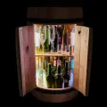 Beczka z półkami na alkohol i kieliszki.webp