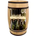 Otwarta drewniana beczka z półkami na alkohol.webp