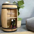 Drewniana beczka z czarnymi metalowymi obręczami.webp