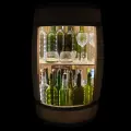 Beczka na alkohol i szkło z ciepłym światłem.webp