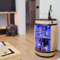 Barek z beczki z półkami na butelki LED RGB.webp