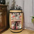 Drewniany regał na wino z oświetleniem.webp