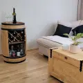 Stylowy stojak na wino z beczki.webp