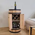 Rustykalna beczka z drzwiami na wino i kieliszki.webp