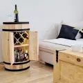 Minibar z drzwiczkami i rozkładanym stojakiem.webp