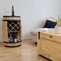 Jasnobrązowy minibar z oświetleniem LED na wino i whisky.webp