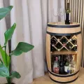 Drewniany stojak na wino w beczce z ciepłym światłem LED.webp