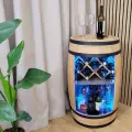 Rustykalny minibar w kształcie beczki.webp