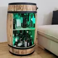 Drewniany mebel na alkohol z półką.webp