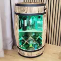 Bar domowy w stylu rustykalnym z oświetleniem LED RGB.webp