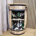 Beczka na wino i szklanki z blatem stół barowy.webp