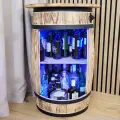 Stylowa beczka na alkohol z kolorowym oświetleniem LED.webp