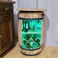 Drewniany minibar z dużym blatem z LED RGB.webp