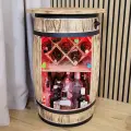 Drewniany minibar z półkami na alkohol.webp