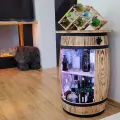 Szafka na wino z drewnianej beczki LED RGB.webp