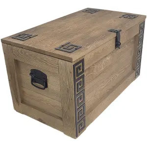 Rustykalna drewniana skrzynia z greckim wzorem na kołach – Kufer w stylu vintage shabby chic