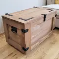 Kufer drewniany z ruchomą półką.webp